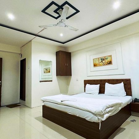 Hotel Palladium Surat Exterior photo