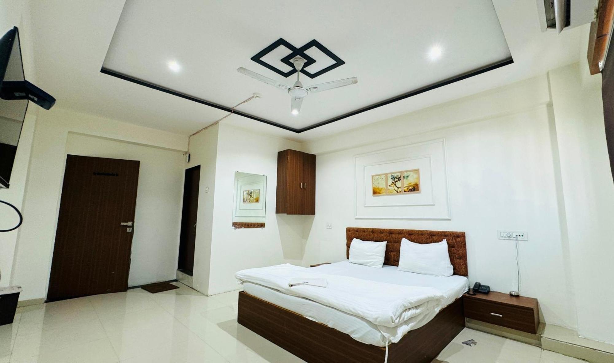 Hotel Palladium Surat Exterior photo