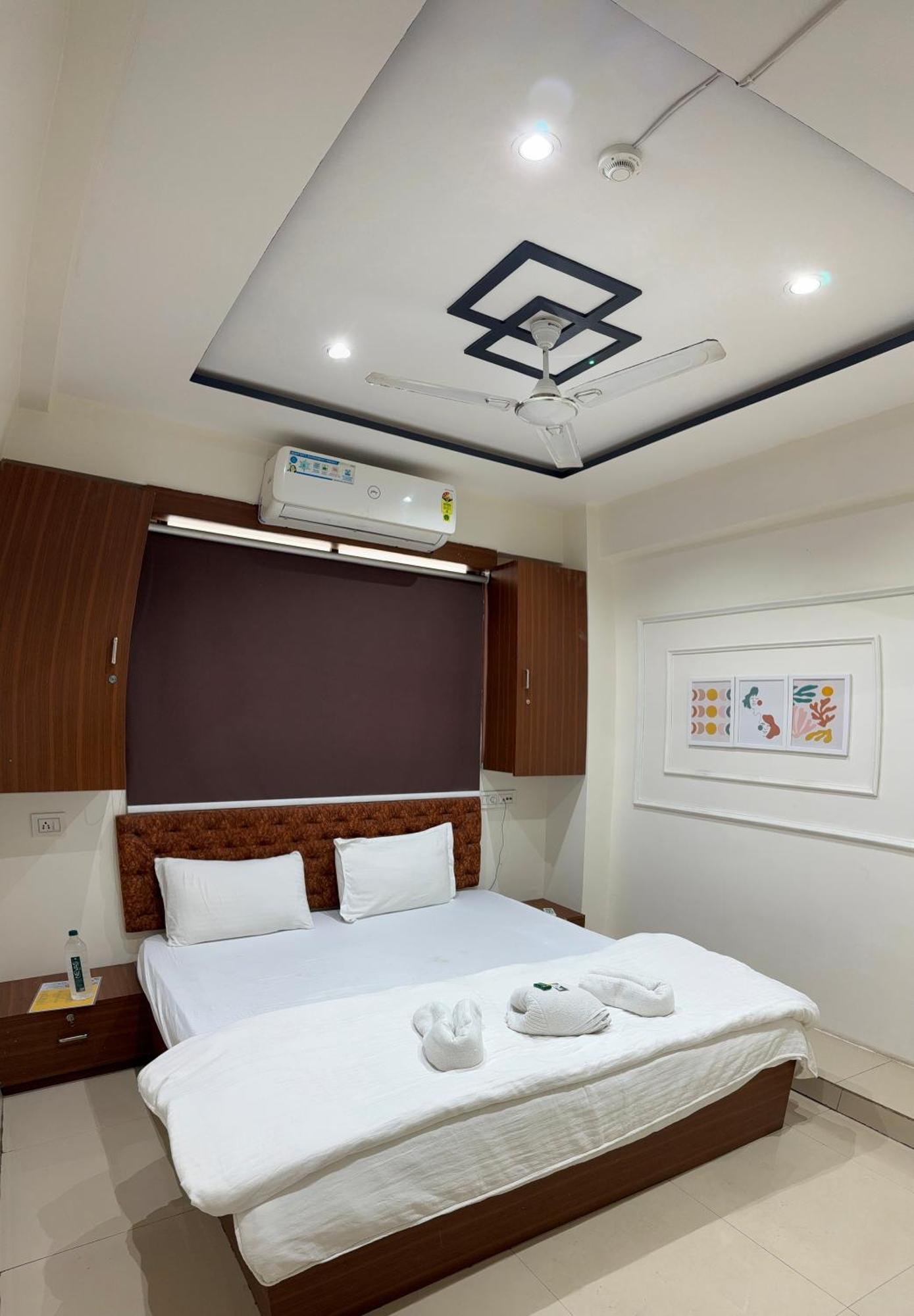 Hotel Palladium Surat Exterior photo
