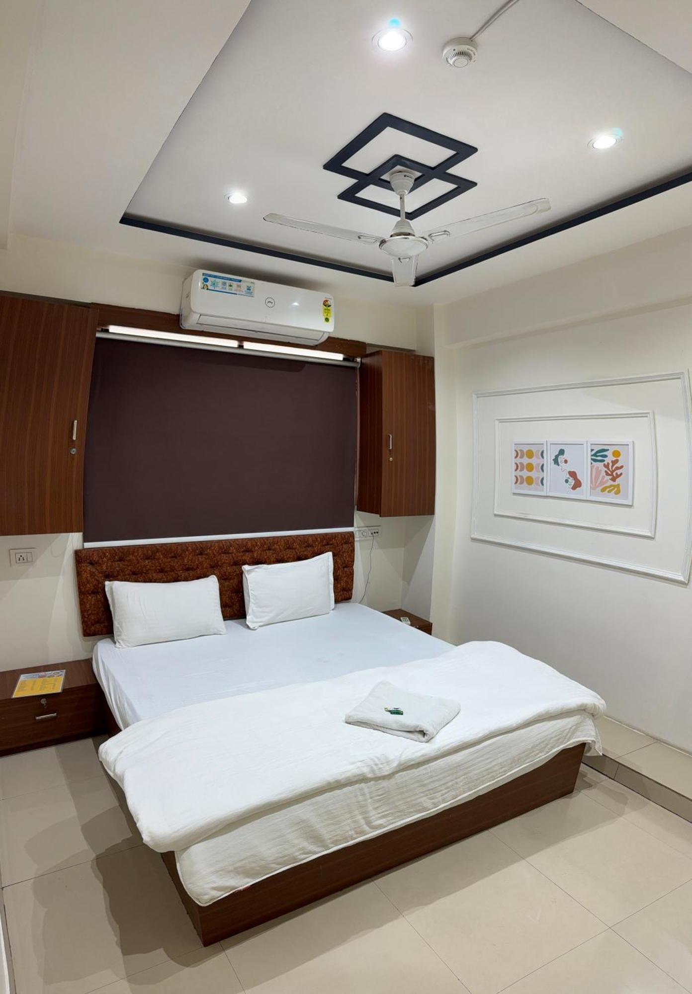 Hotel Palladium Surat Exterior photo