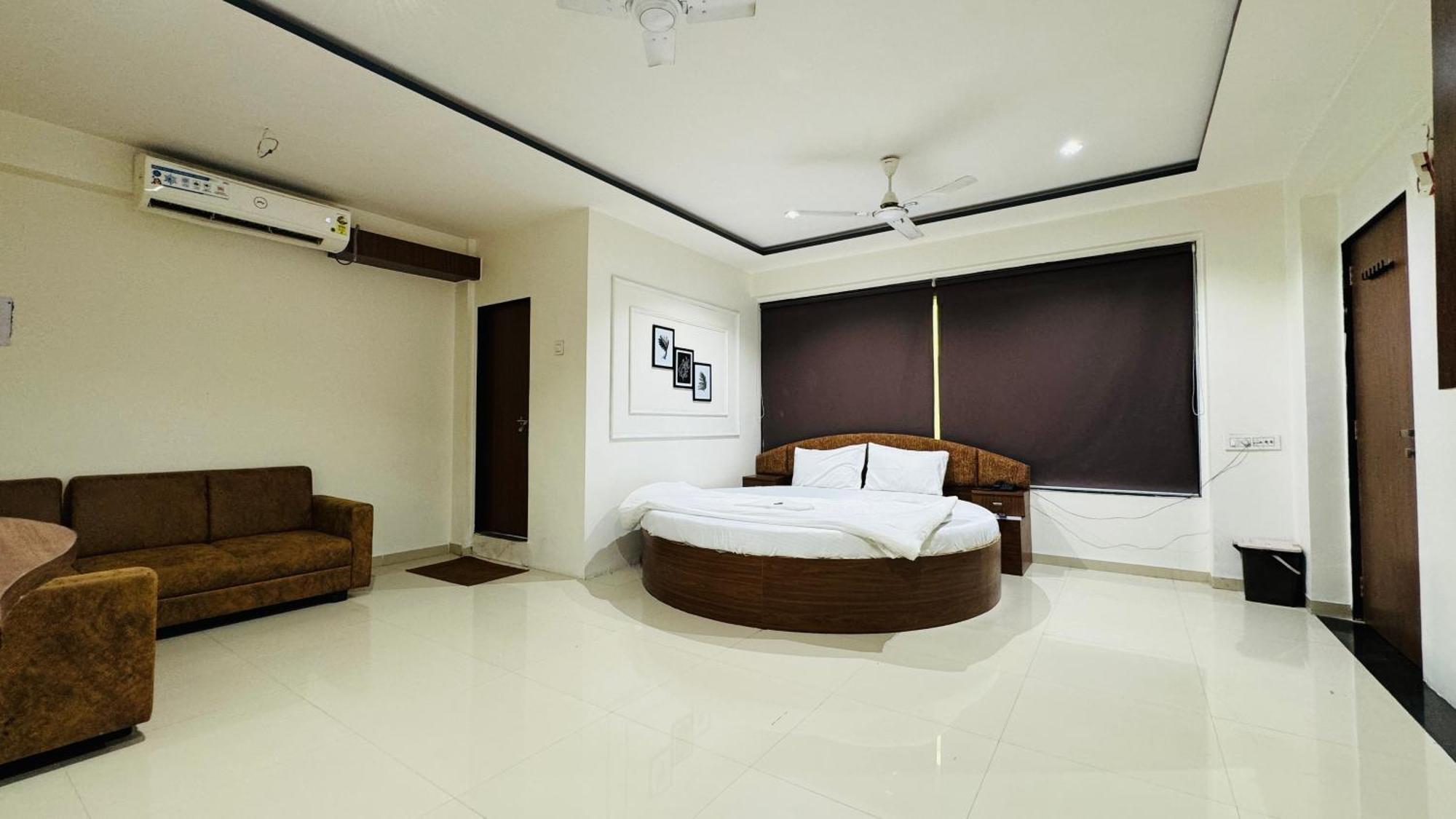 Hotel Palladium Surat Exterior photo