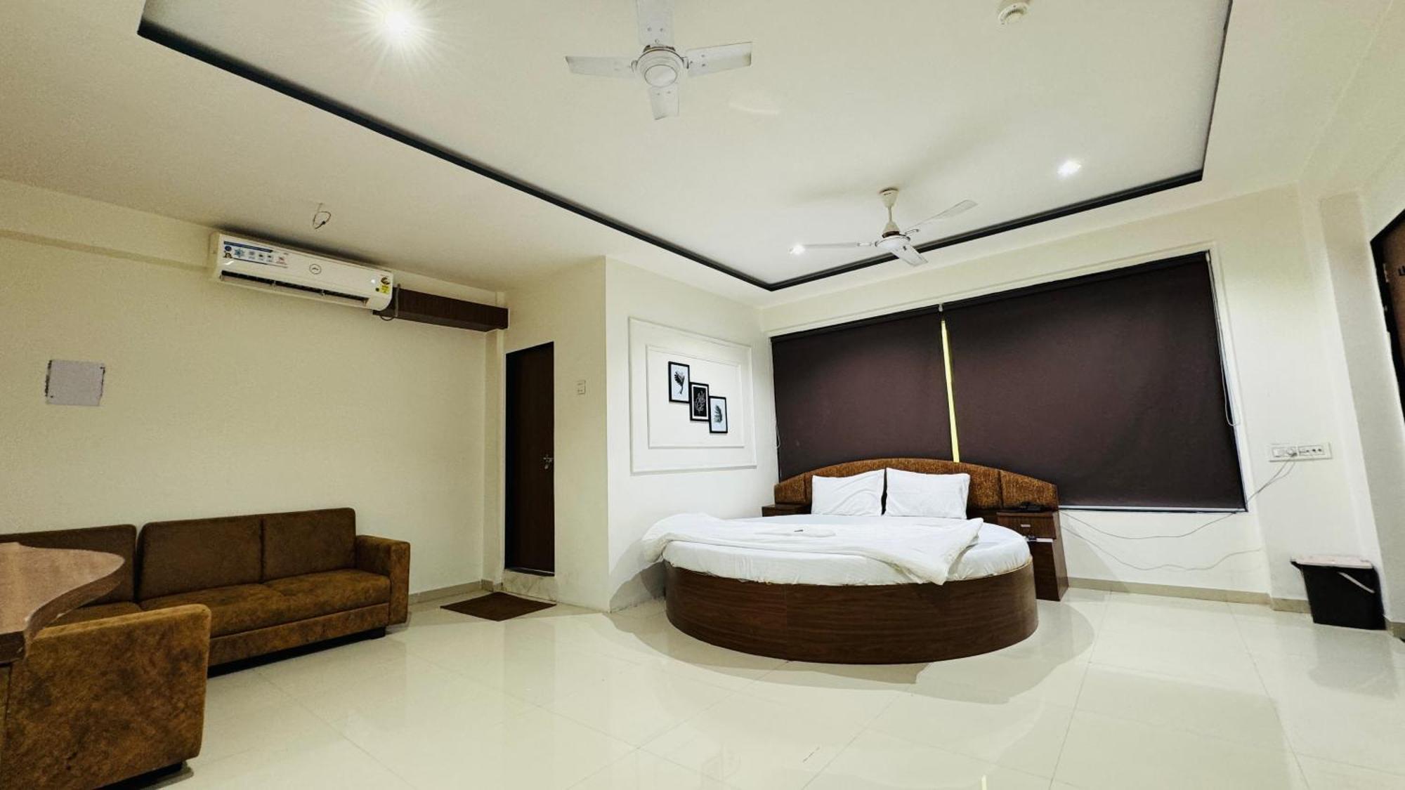 Hotel Palladium Surat Exterior photo
