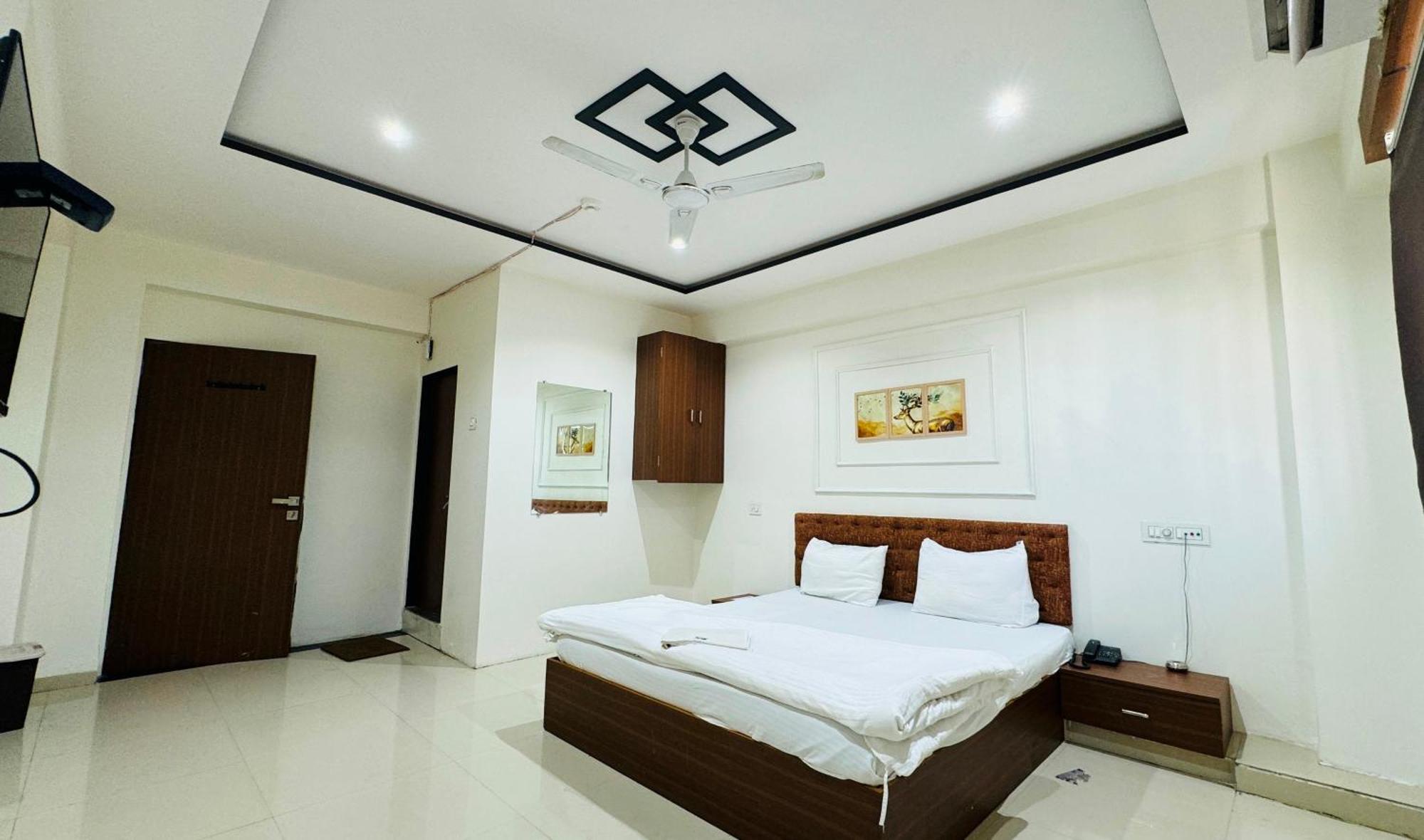 Hotel Palladium Surat Exterior photo