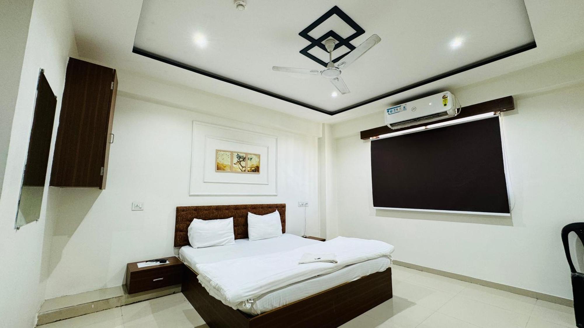 Hotel Palladium Surat Exterior photo