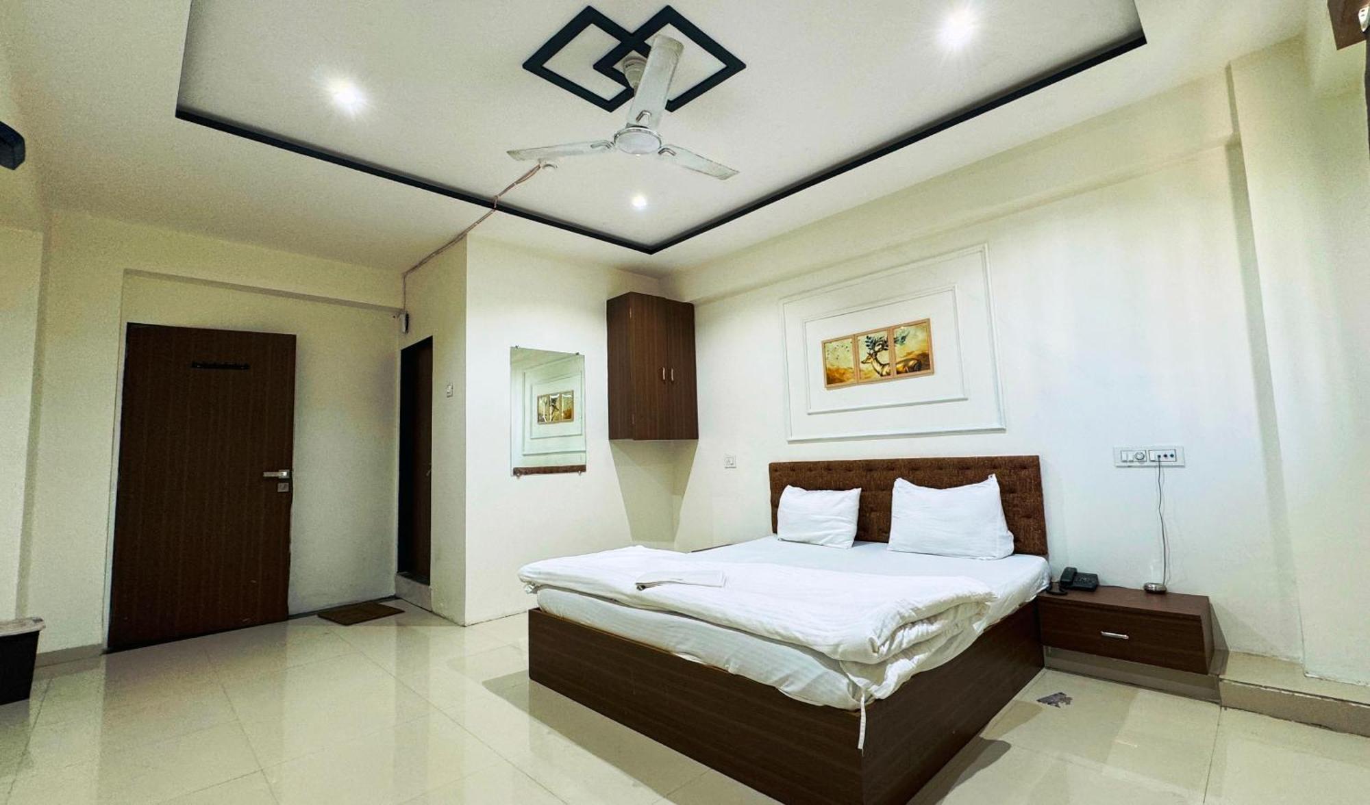 Hotel Palladium Surat Exterior photo