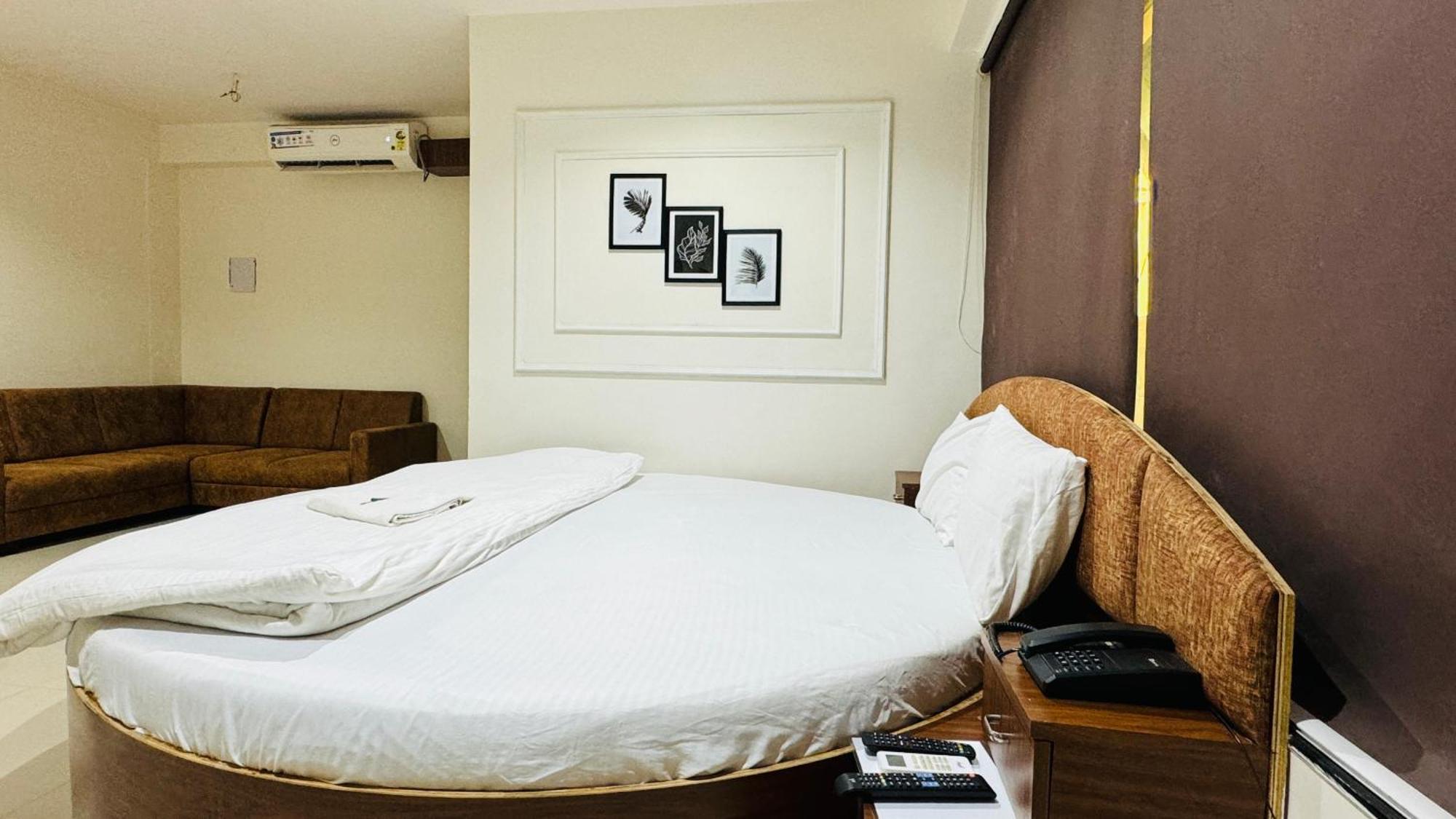 Hotel Palladium Surat Exterior photo