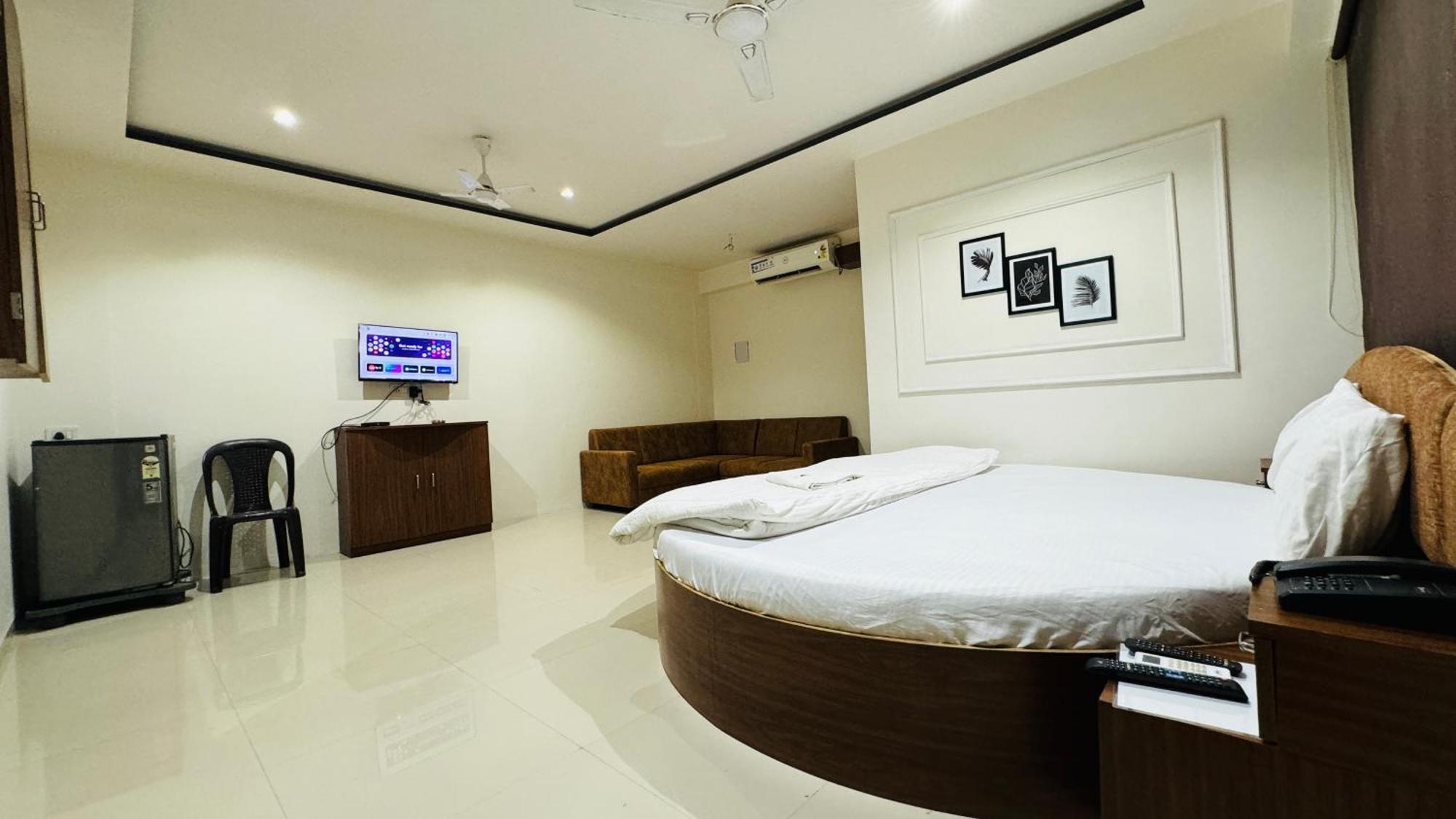 Hotel Palladium Surat Exterior photo