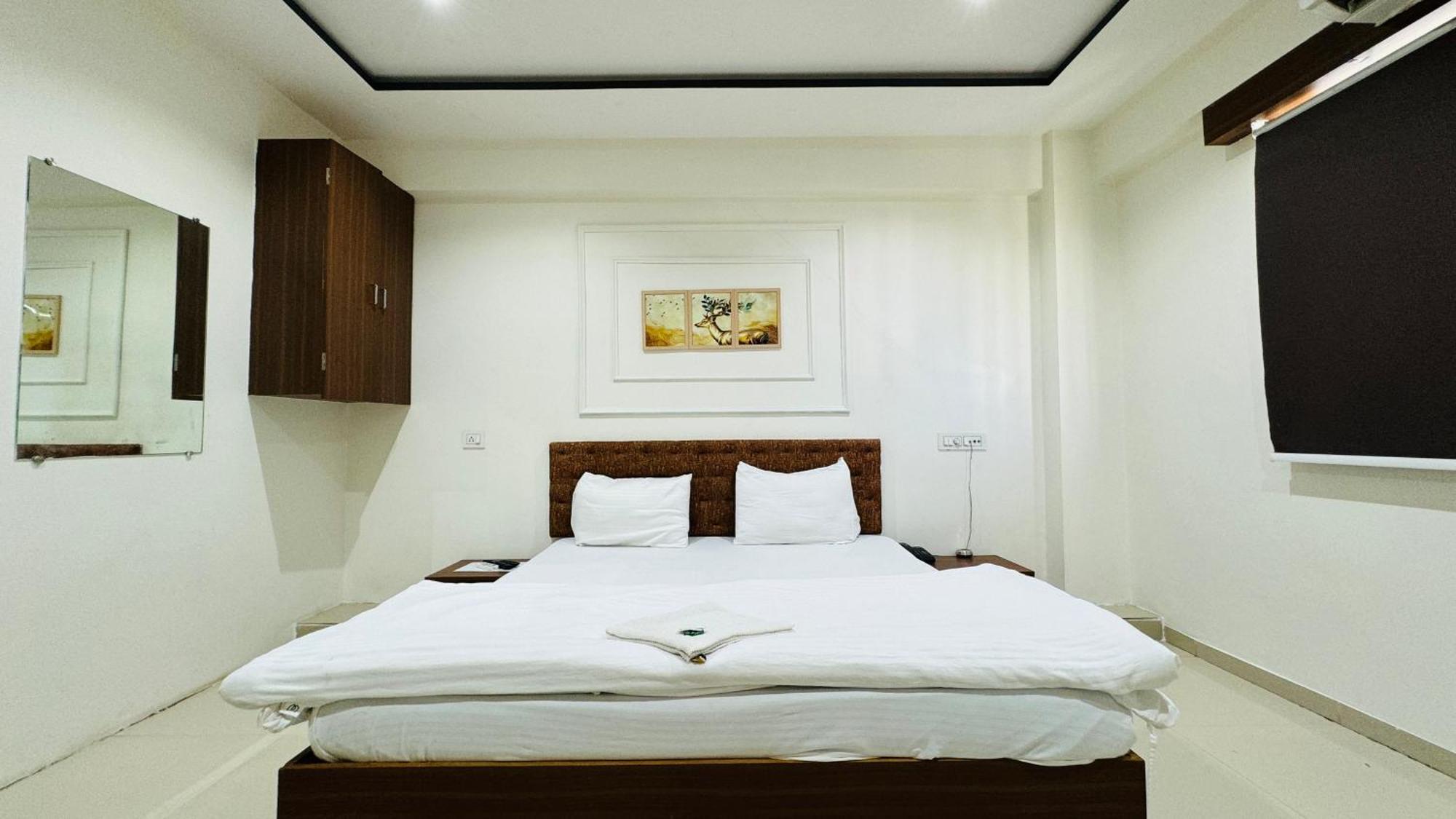 Hotel Palladium Surat Exterior photo