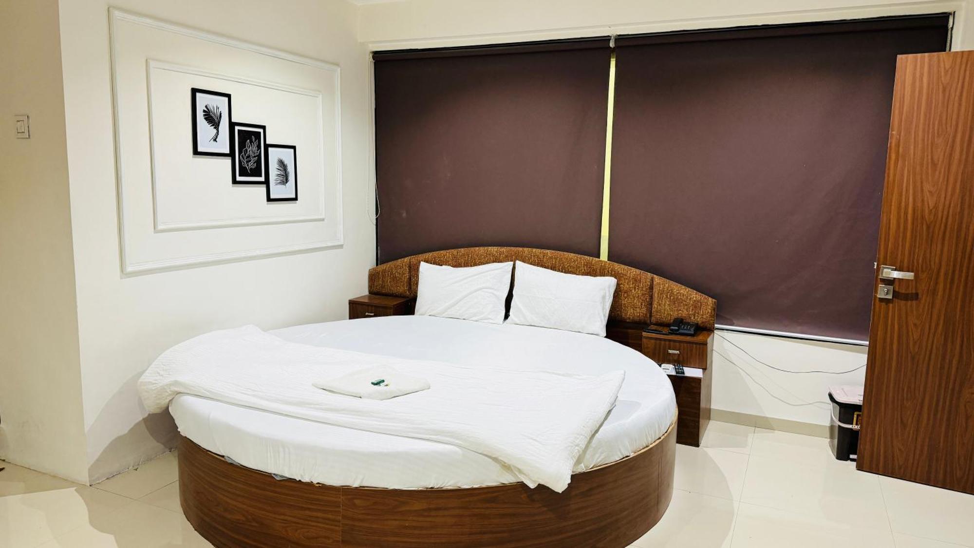 Hotel Palladium Surat Exterior photo